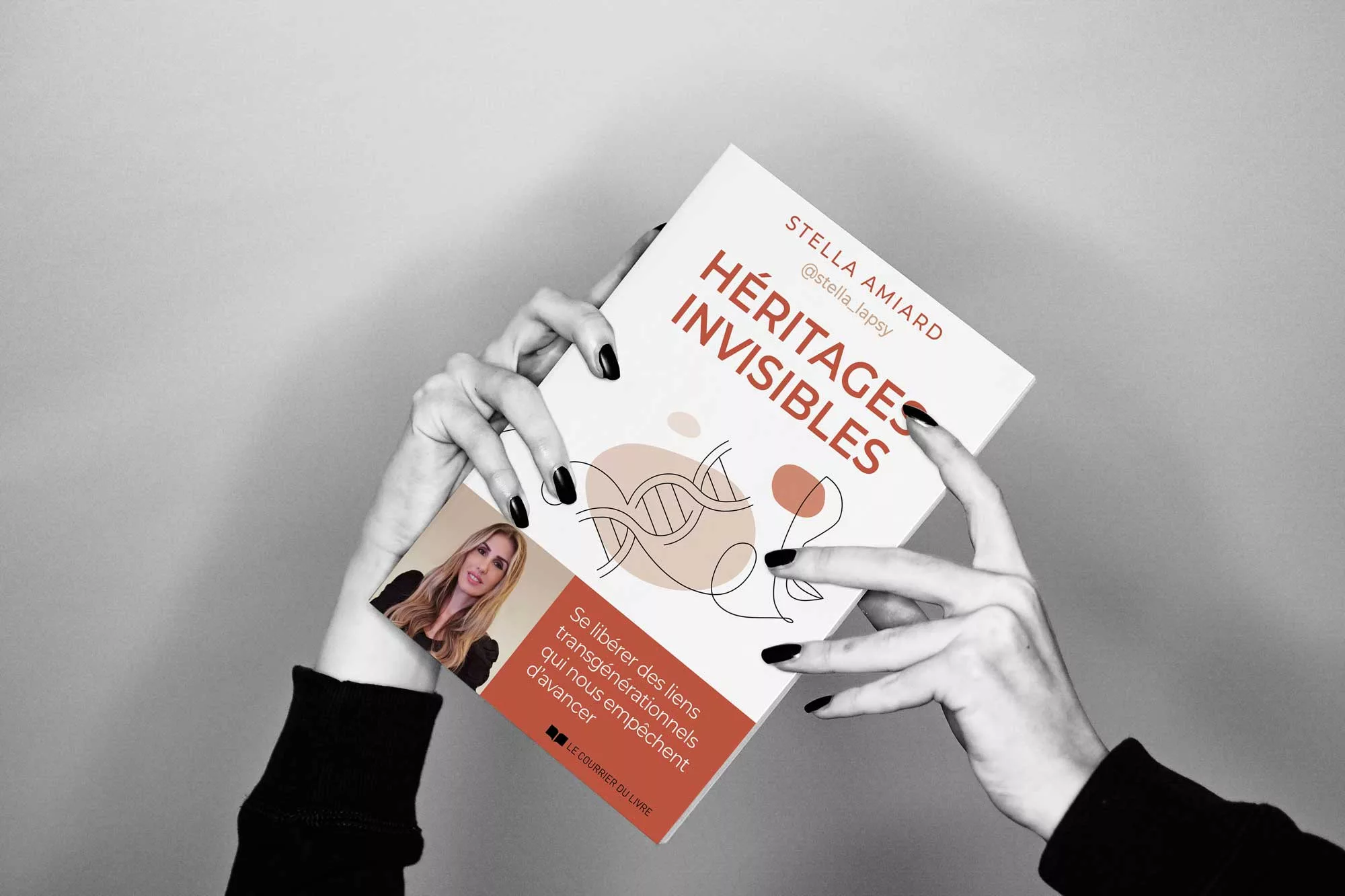 heritages-book-mockup un arbre symbolique avec des branches entrelacées sous forme d’ADN